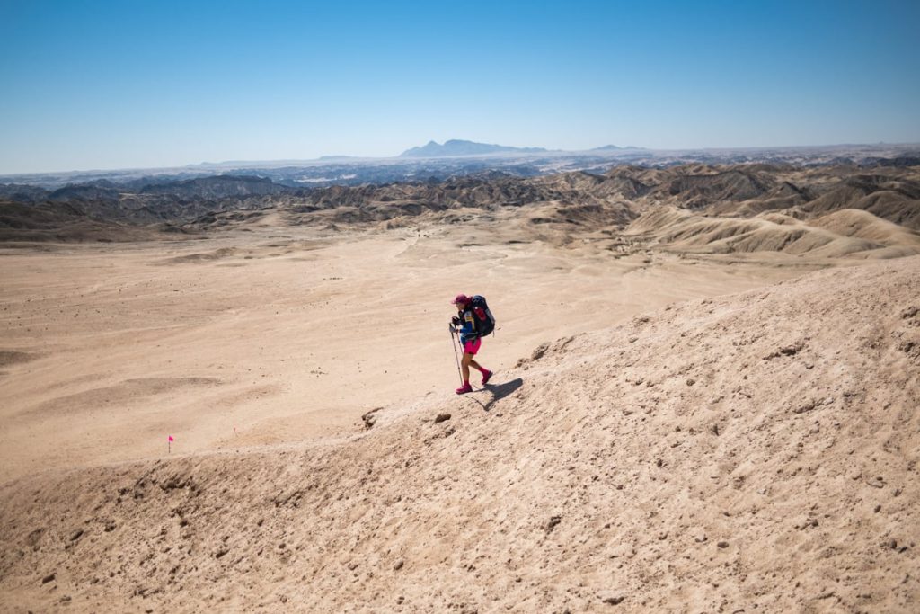 Coureuse seule dans l'immensité du désert du Namib